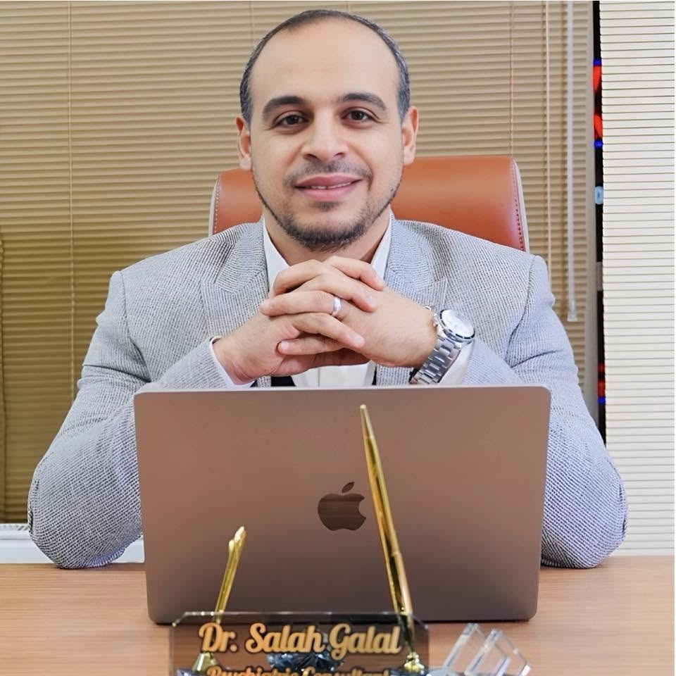 د. صلاح جلال جالس في مكتبه
